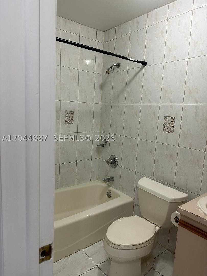 DEVON-AIRE VILLAS SEC 4 - Residential Lease