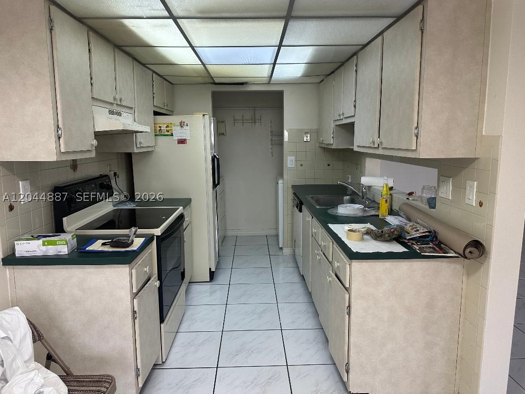DEVON-AIRE VILLAS SEC 4 - Residential Lease