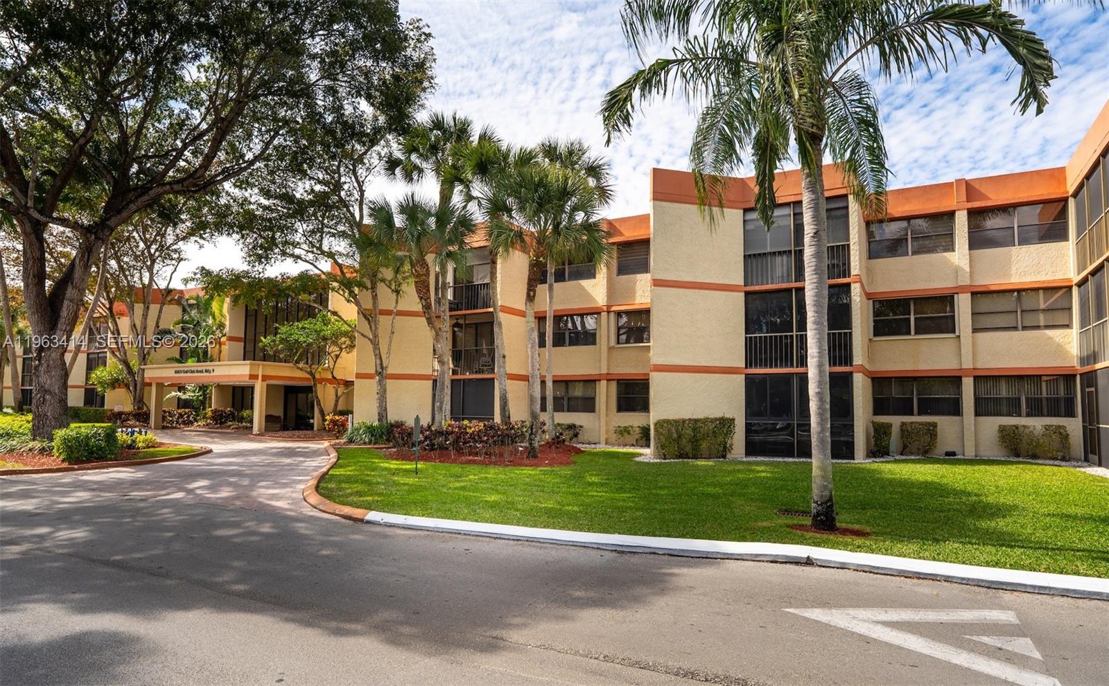 BLDG 9 OF COUNTRY CLUB AP - Residential