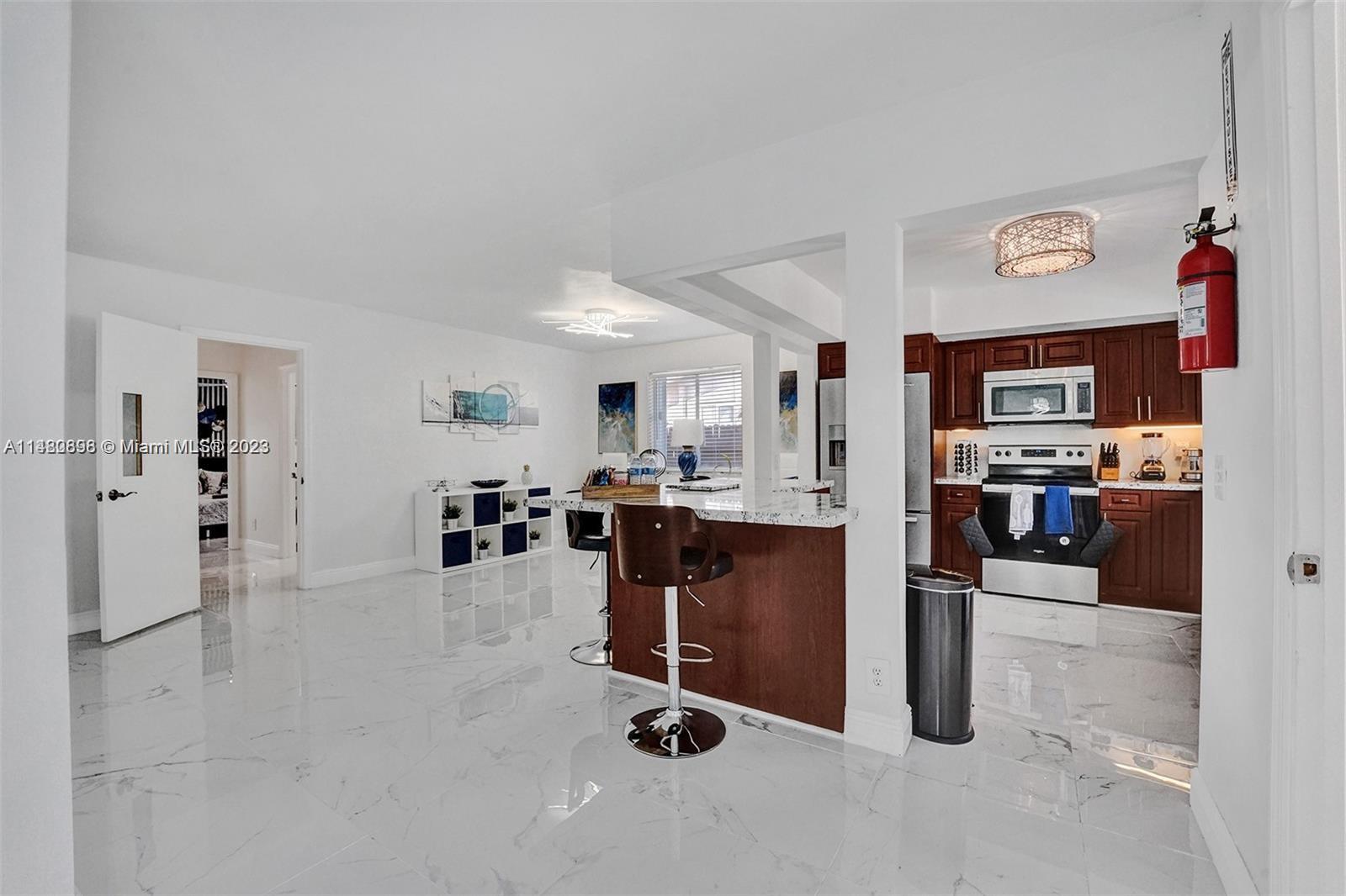 COUNTRY CLUB HOMES - Residential