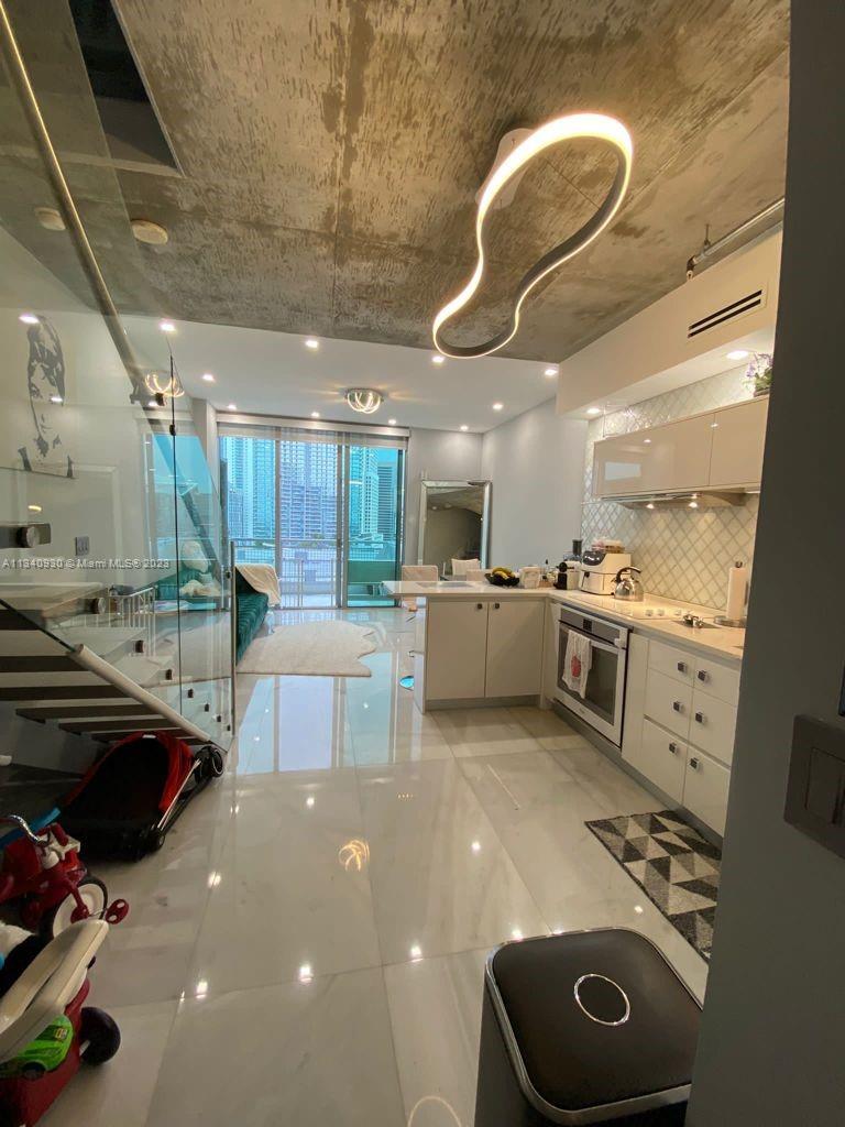 Fabulous two story loft style unit with views of Miami River and Brickell City Centre. Unit is open, spacious and
bright. This is the Brickell, urban ideal of live, work & play. Top notch amenities including fitness center, pool, spa,
24hrs concierge, valet, dog park & club room. Steps away from new Brickell City Centre & hottest restaurants/bars
in Brickell. Right on the river walk and just two blocks away from the Metro Rail. Real square footage per owner is 1280 sqft as there is an extra bedroom