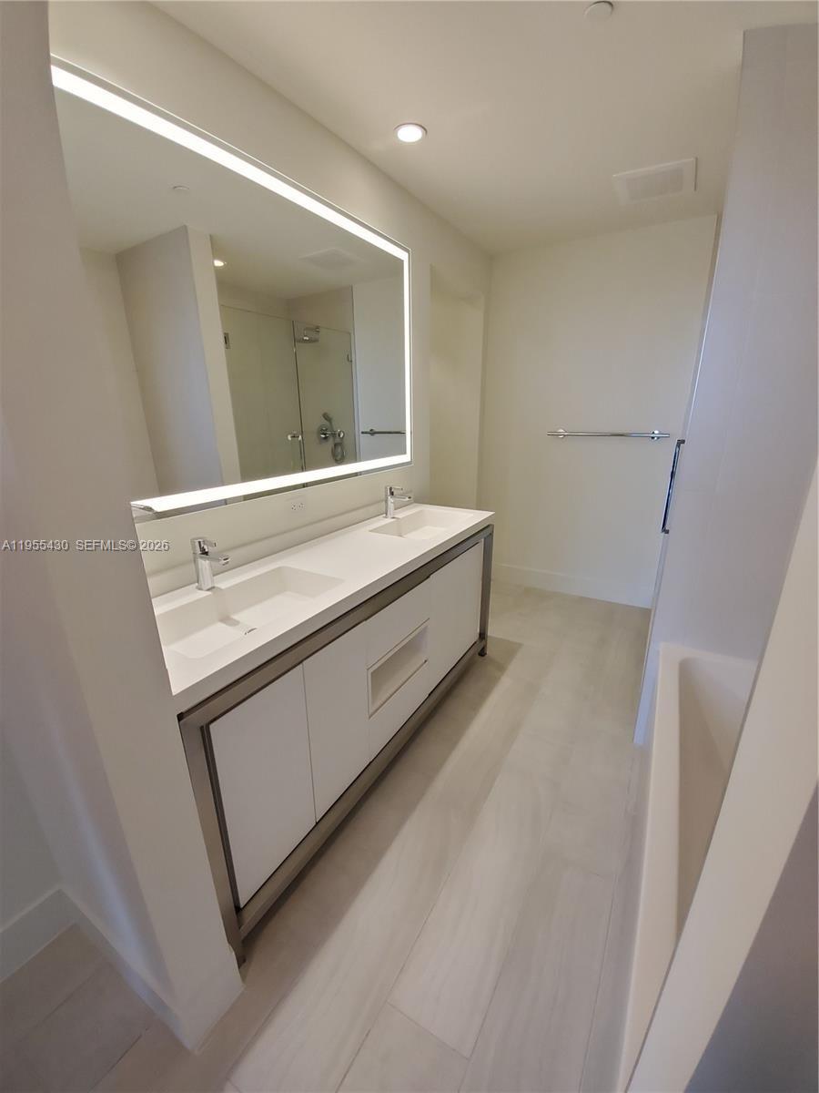 METROPICA NORTH TOWER ONE - Residential