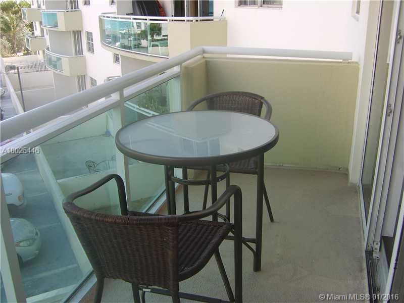 RESIDENCES ON HOLLYWOOD B - Residential Lease