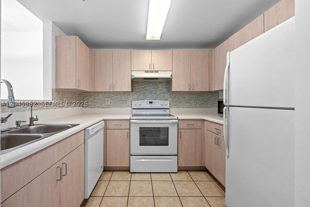 DOUGLAS GRAND CONDO - Residential Lease