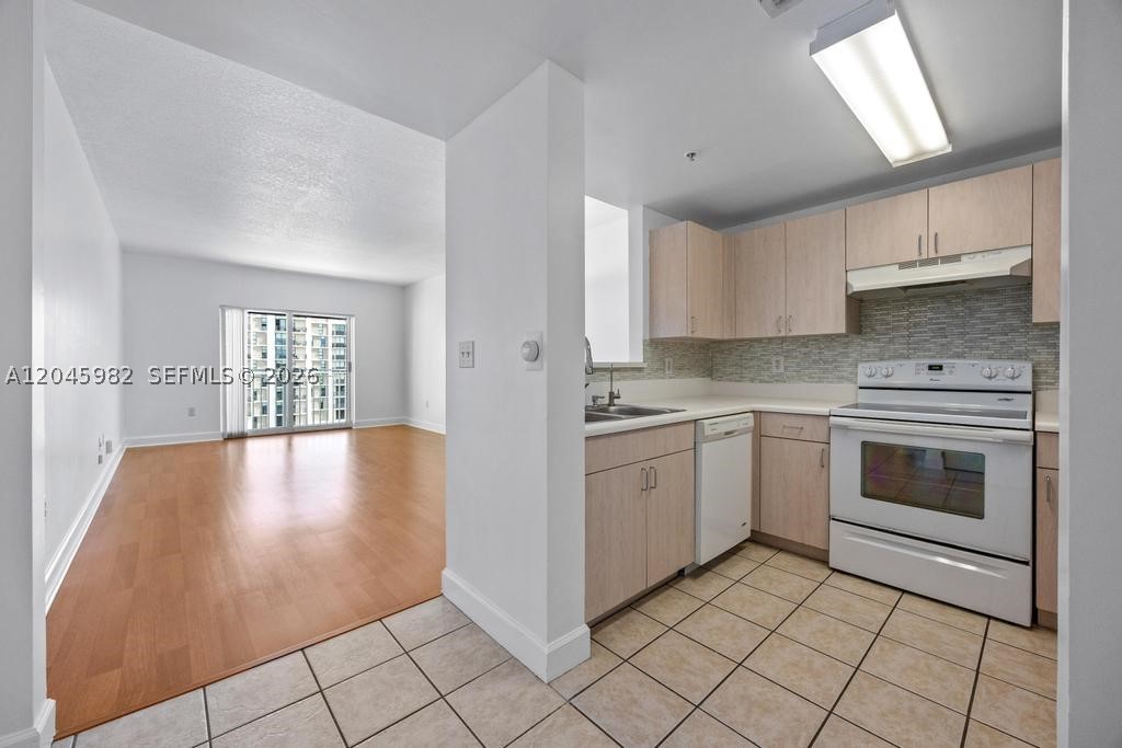DOUGLAS GRAND CONDO - Residential Lease