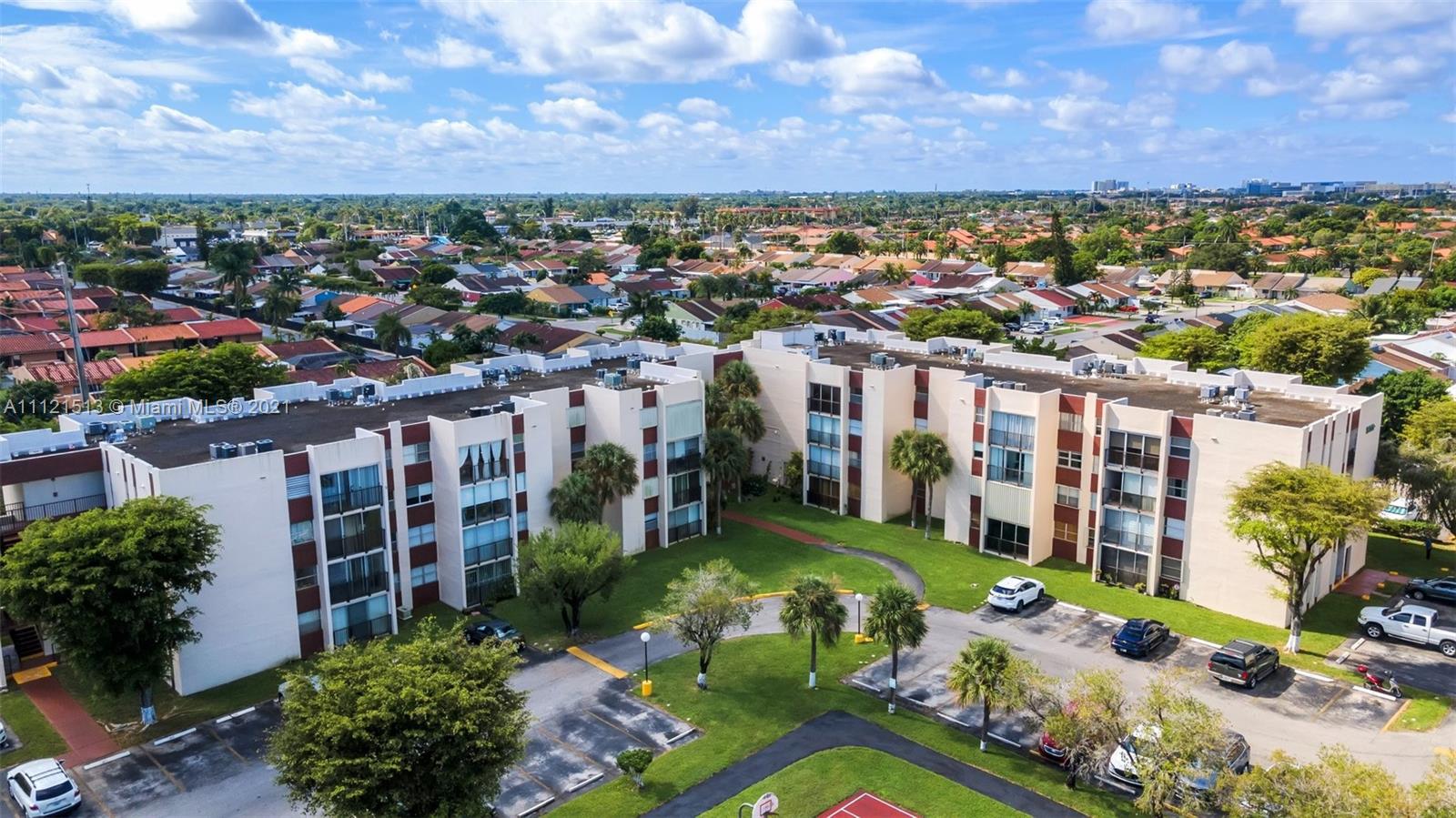 2 Bedroom,1 1/2 bathroom  apartment located in the heart of the city. The unit has washer and dryer inside.  This community is located near major roads, shopping Centers ,  supermarkets and great schools. The Community has a pool, tennis courts, clubhouse, children's play area and a  gated entry.