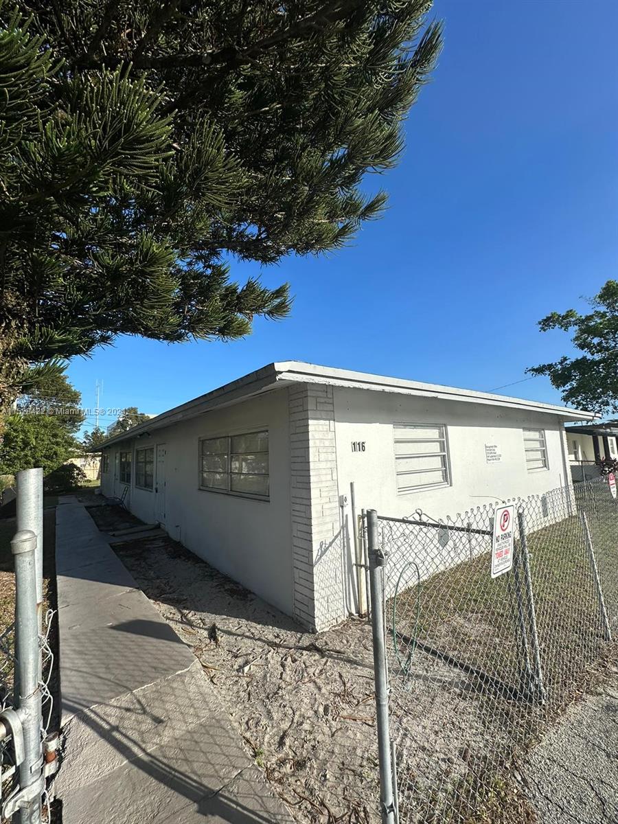 LOCATION, LOCATION !!!COZY NICE DUPLEX, COMPLETELY UPGRADED,  APPLIANCES, BATHROOMS AND KITCHEN, 2 BEDROOMS, 2 BATHROOMS, TILE THROUGHOUT, HOOK UP FOR WASHER, DRYER, CENTRAL A/C LOT OF CLOSET SPACE, CLOSE TO BROWARD BLVD, I95, WALMART, AND MANY MORE, OWNER WILL RUN CRIMINAL AND EVICTION RECORDS NO EXCEPTIONS. PET FEE OF $300, NON AGGRESSIVE BREED. MAXIMUM 30 POUNDS. TENANT PAYS FOR ALL UTILITIES AND MAINTAIN LANDSCAPE, CUT GRASS. TWO PARKING  SPACE. FAST APPROVAL, NO ASSOCIATION. $200 REFUNDABLE WATER​​‌​​​​‌​‌​​​‌‌​​​‌‌‌​​‌​​‌‌​​​​ DEPOSIT