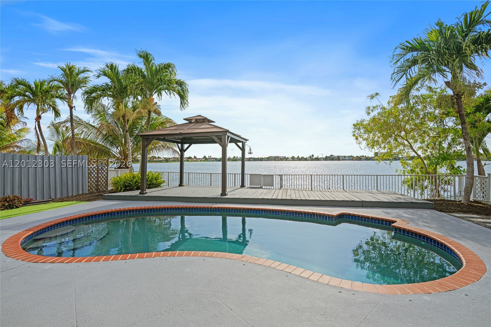 TWIN LAKE SHORES CENTRAL - Residential