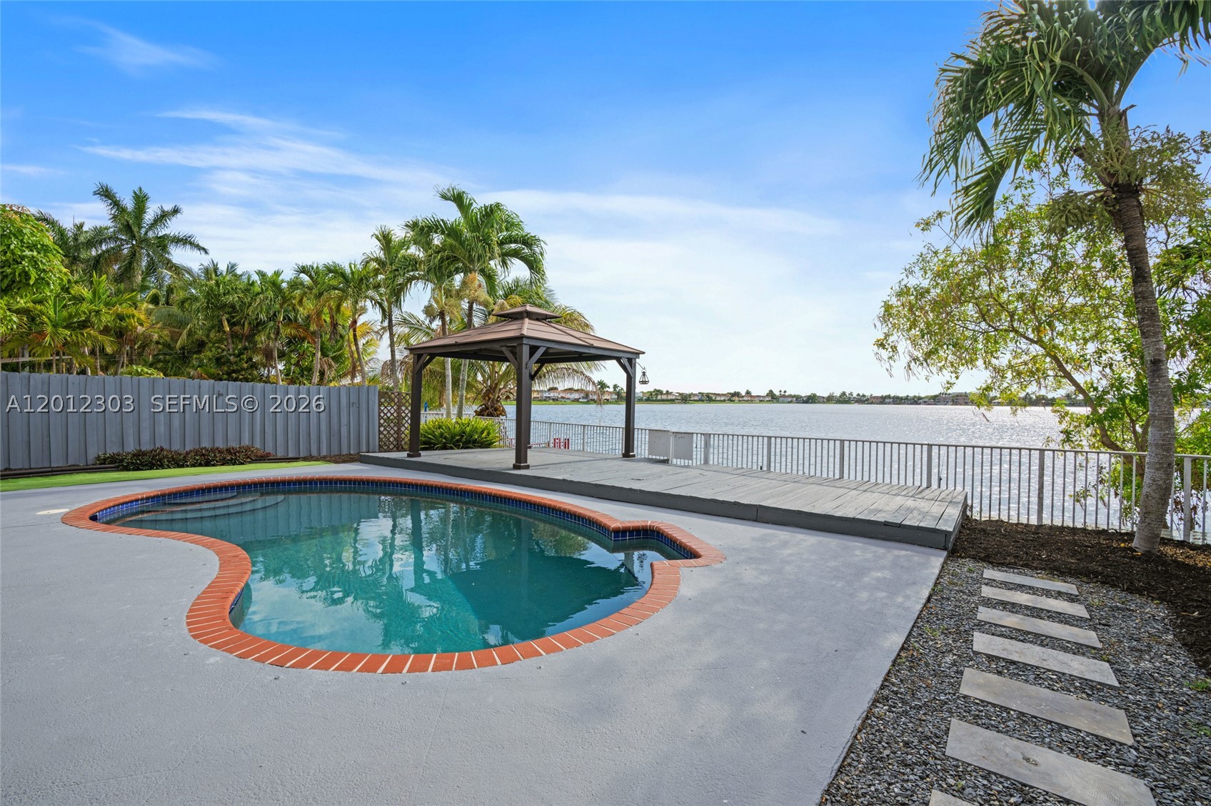 TWIN LAKE SHORES CENTRAL - Residential