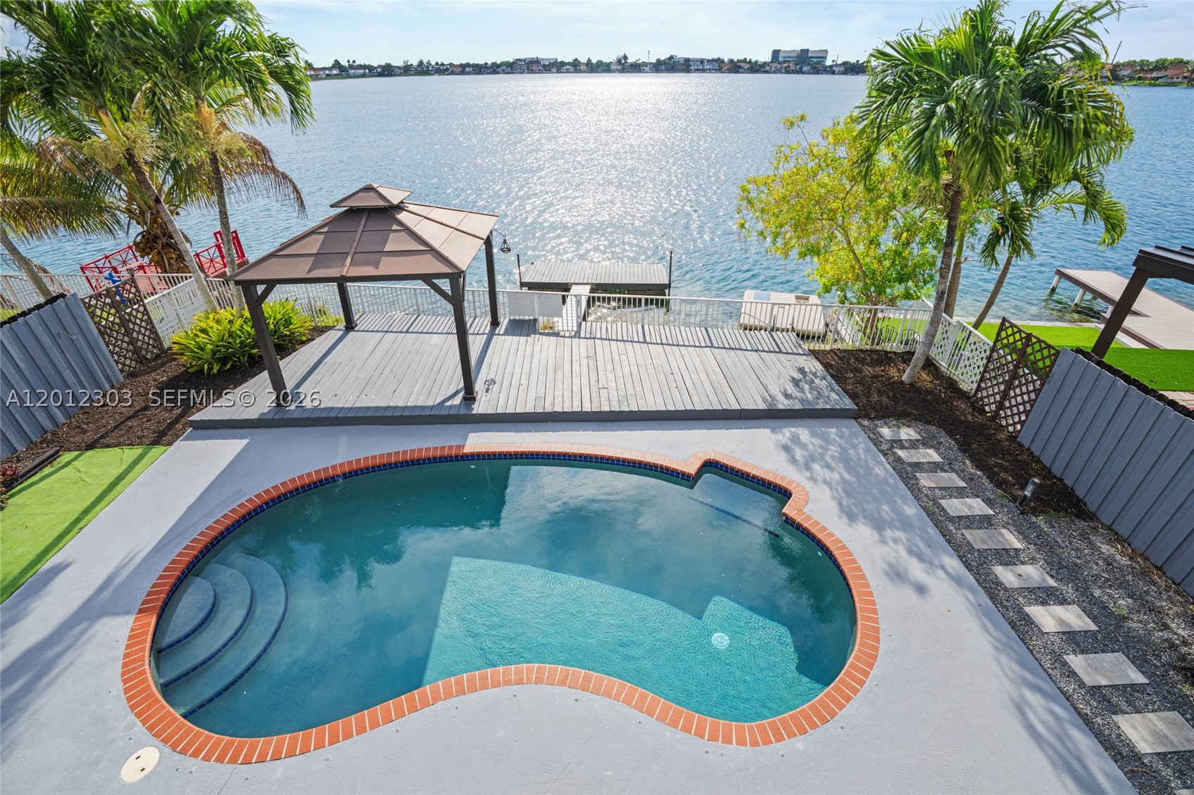 TWIN LAKE SHORES CENTRAL - Residential