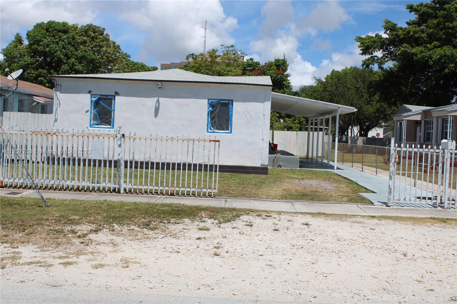 Great location, 1 block from Publix, 1/2 mile from US-1 and Metro Rail. New Target being built.
Close to the Roads area downtown, beaches.
Due to the new impact, energy efficient windows, it is very quiet inside as well as the air conditioner works 
very well on 80 degrees.
Parking is outside of the fence.
*Tenant in the other unit will call the police on anyone that shows up inside the fence unaccompanied by a Realtor.