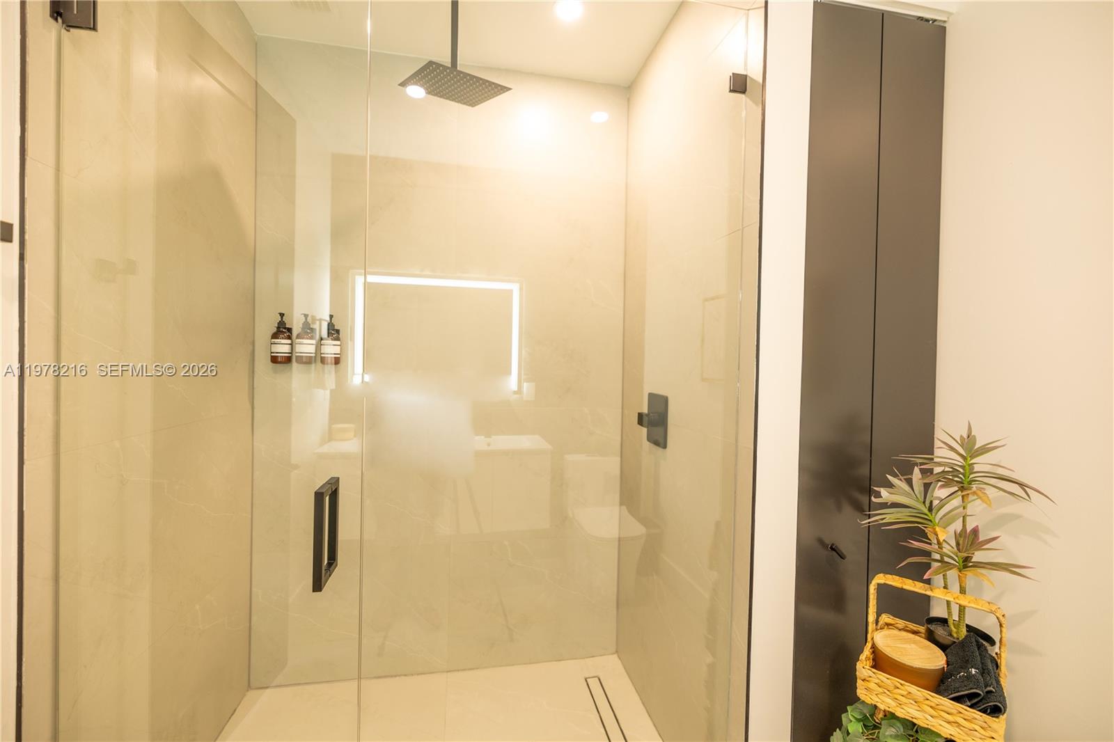 BISCAYNE MANORS - Residential Lease