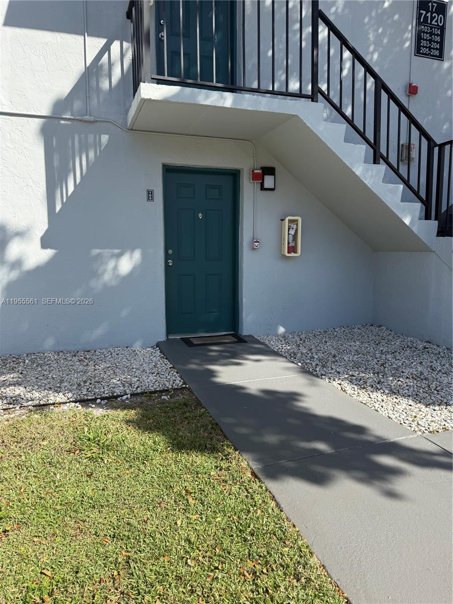 BRIGHT AND COZY 2BED AND 2 BATH CONDO ON FIRST LEVEL IN GATED COMMUNITY. THIS PROPERTY FEATURES A CLUBHOUSE WITH GYM AND POOL. NEW CENTRAL A/C HANDELER AND COMPRESSOR; STAINLESS STEEL APPLIANCES, WASHER AND DRYER INSIDE THE UNIT, TILE THROUGHOUT THE UNIT.
