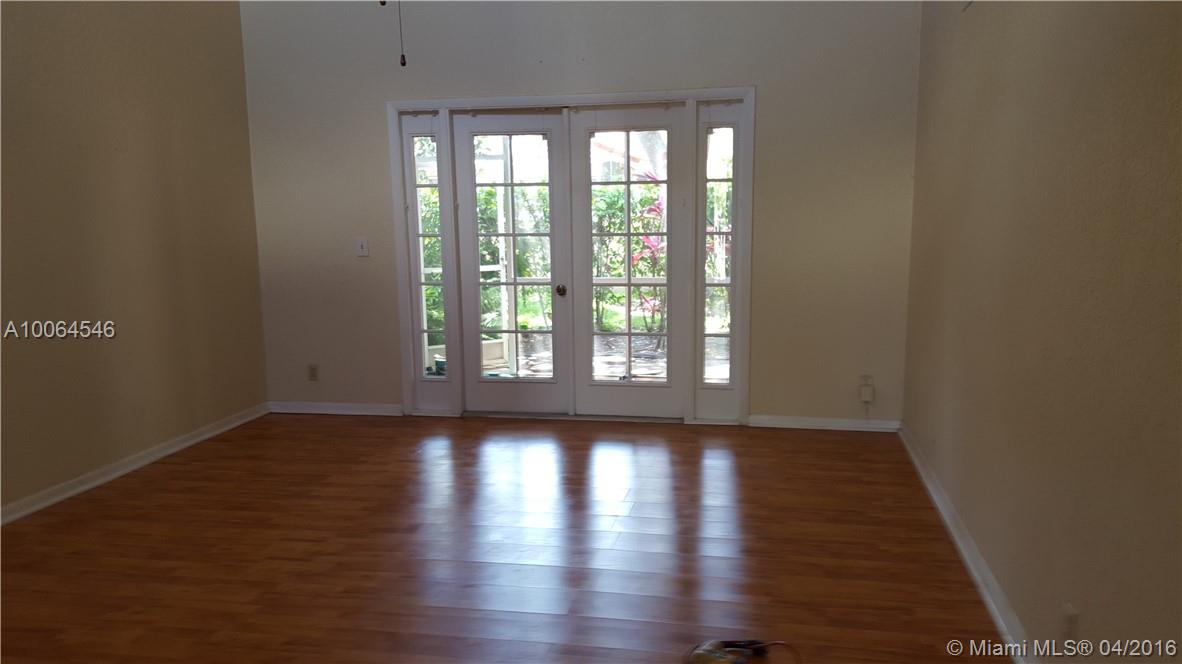 Beautiful , Spacious 3 / 2 1/2. Large Master Bathroom and Closet. Close to shoppings and schools.