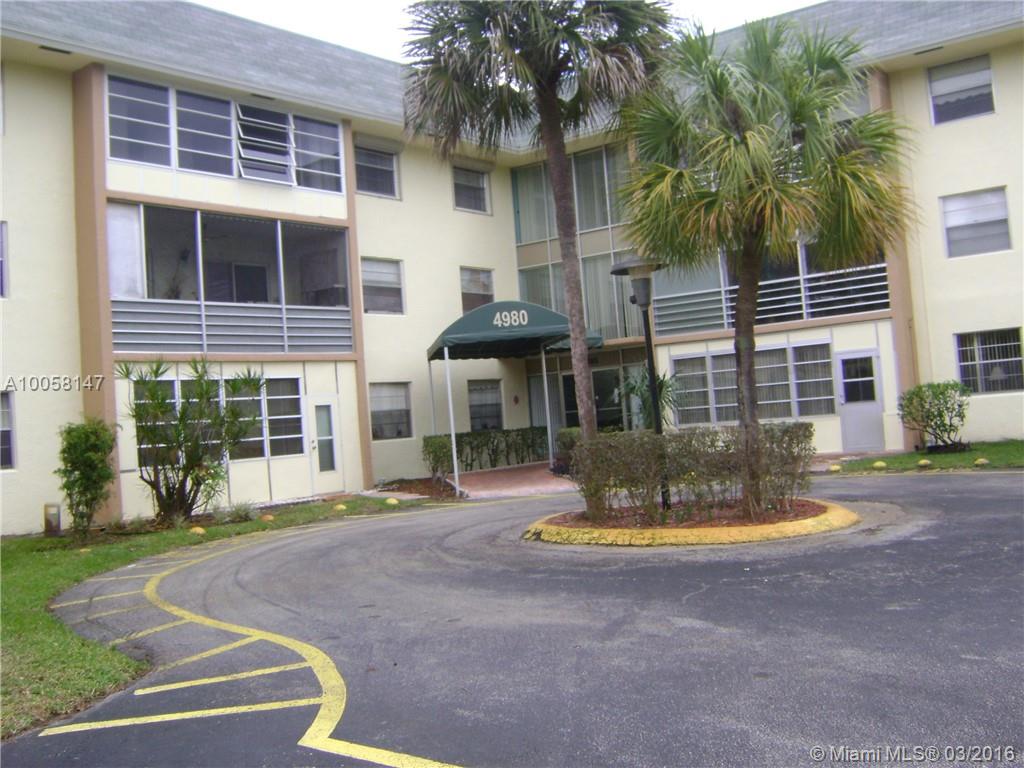 Renewed 2/2 condo for sale below market price, must see it. Want
to receive offers. Quiet unit with front garden on the ground
floor, big windows, it gets plenty of light