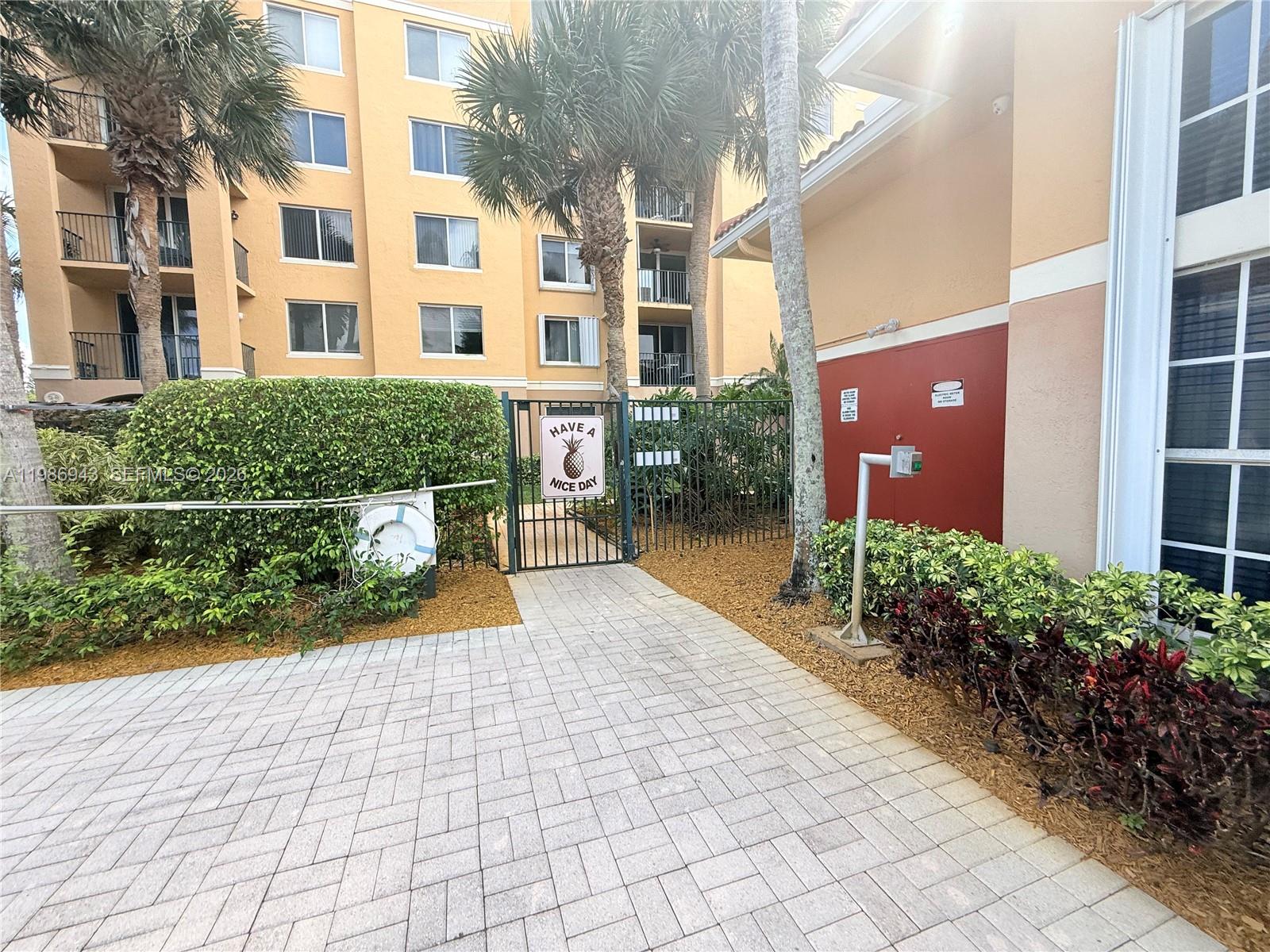 HYPOLUXOS MARINERS CAY CO - Residential