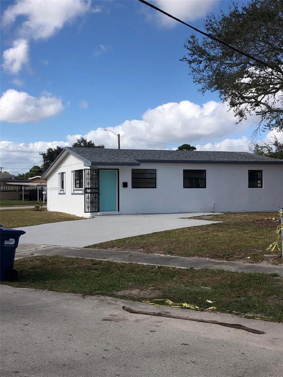 HUGE !! CORNER LOT FOR THE KIDS AND FAMILY TO ENJOY. 
WITH BRAND NEW NOV.2022 PERMITTED ROOF (SELLER CAN PROVIDE PERMIT).
COMPLETELY RENOVATED WITH ALL NEW APPLIANCES. ONE OF THE LARGEST LOTS ON THE BLOCK.
DONT MISS OUT ON THIS ONE ! BRING YOUR HIGHEST AND BEST OFFER.