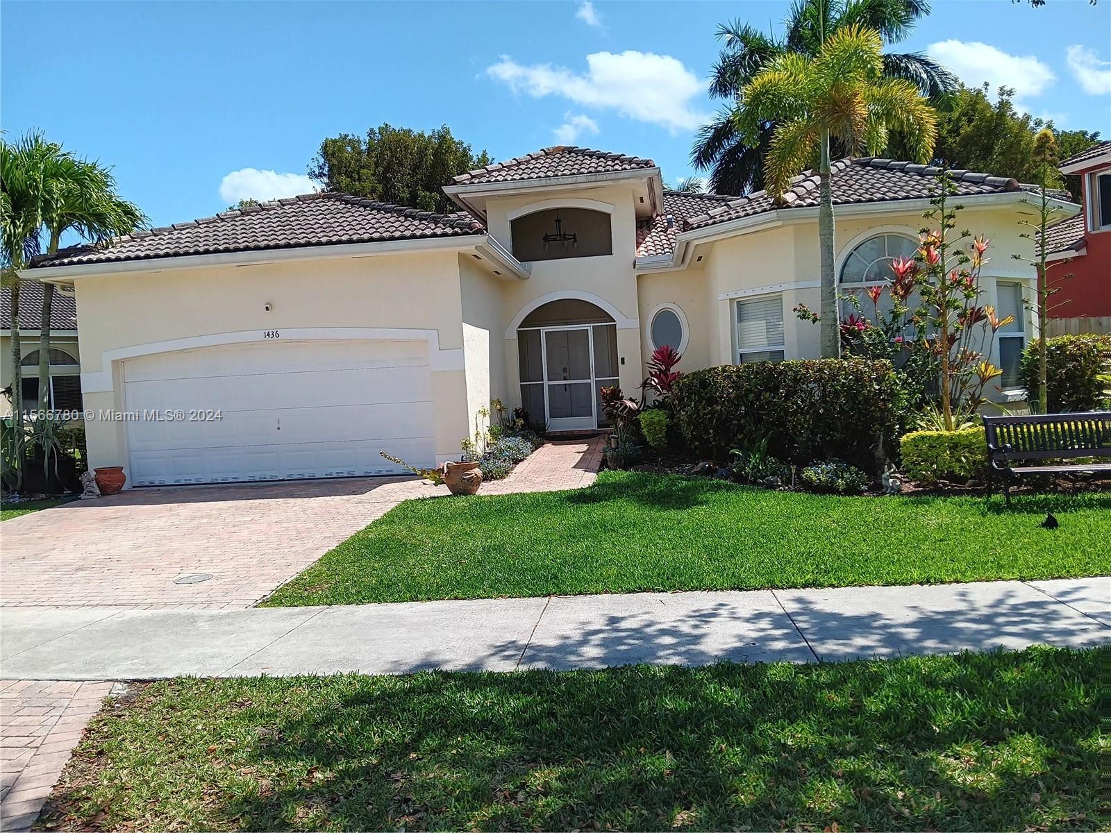 WONDERFUL AND SPACIOUS HOME 4 BEDROOMS, 2.5 BATHROOM, BIG LOT ENOUGH TO PARK YOUR BOAT, ONE STORY YOU HAVE YOUR FAMILY UNDER CONTROL, WITH TWO KITCHEN WHILE THE GENEROUS PATIO SPACE TO BUILD A POOL, THE EXPANSIVE LIVING AREAS, CAN BE CONVERT IN ONE OR 2 BEDROOM . Low  HOA FEES COVER HIGH INTERNET, CABLE TV, AND SECURITY PATROLS, ALSO HAS  AN EXTRA PUMP TO REDUCE WATER COST.