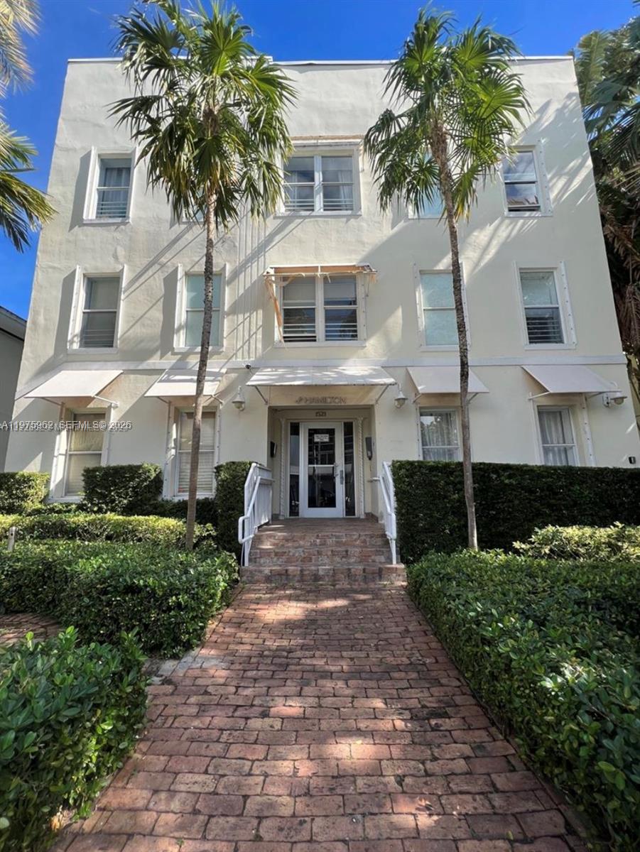 Spacious studio apartment – move-in ready! Ideally located just steps from Lincoln Road, top restaurants, shops, and everything South Beach has to offer. The unit features central A/C, brand-new windows, and abundant natural light throughout. Enjoy effortless access to the beach and the best of South Beach living.