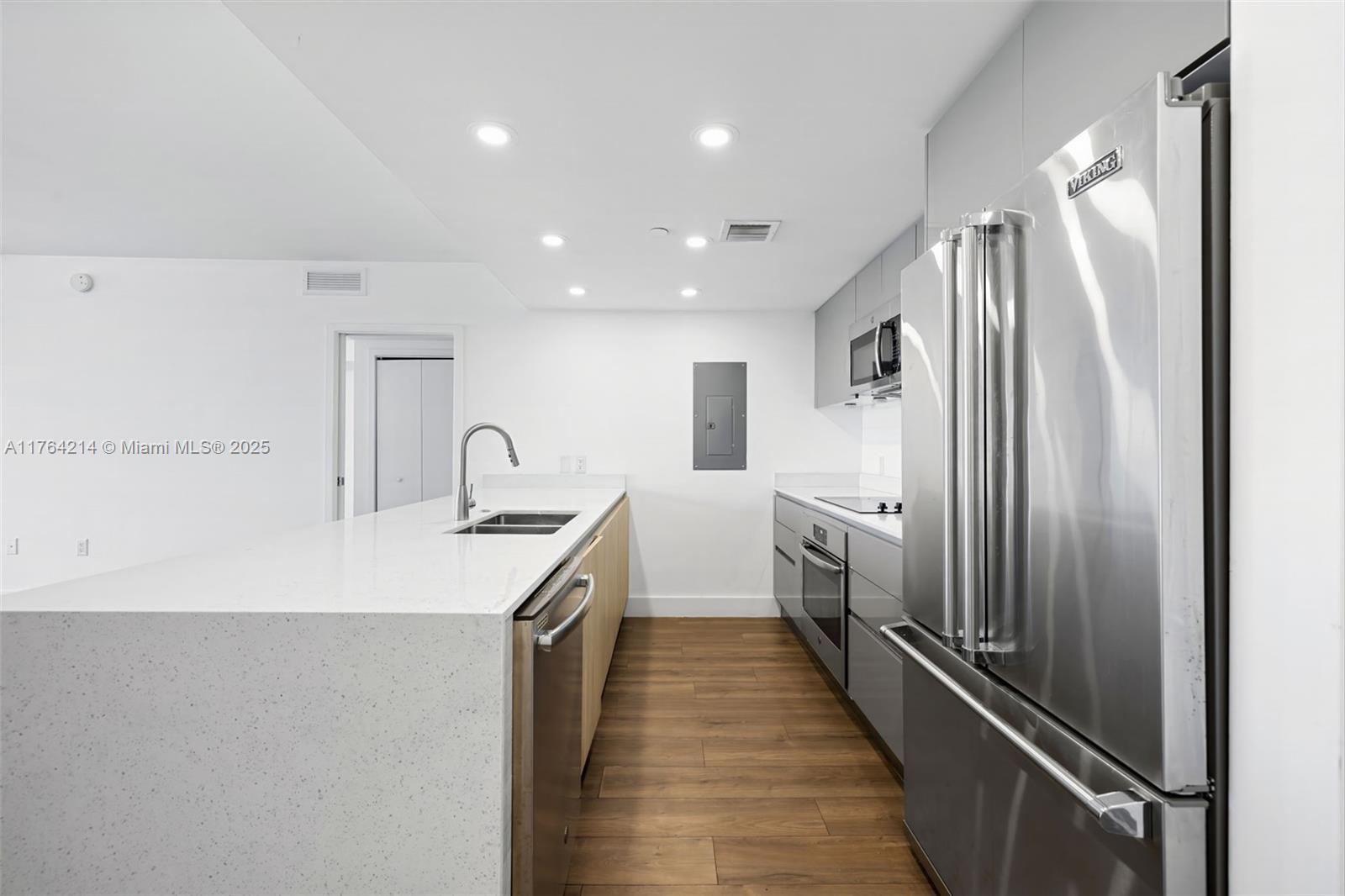 THE HIGHLANDS CONDO - Residential