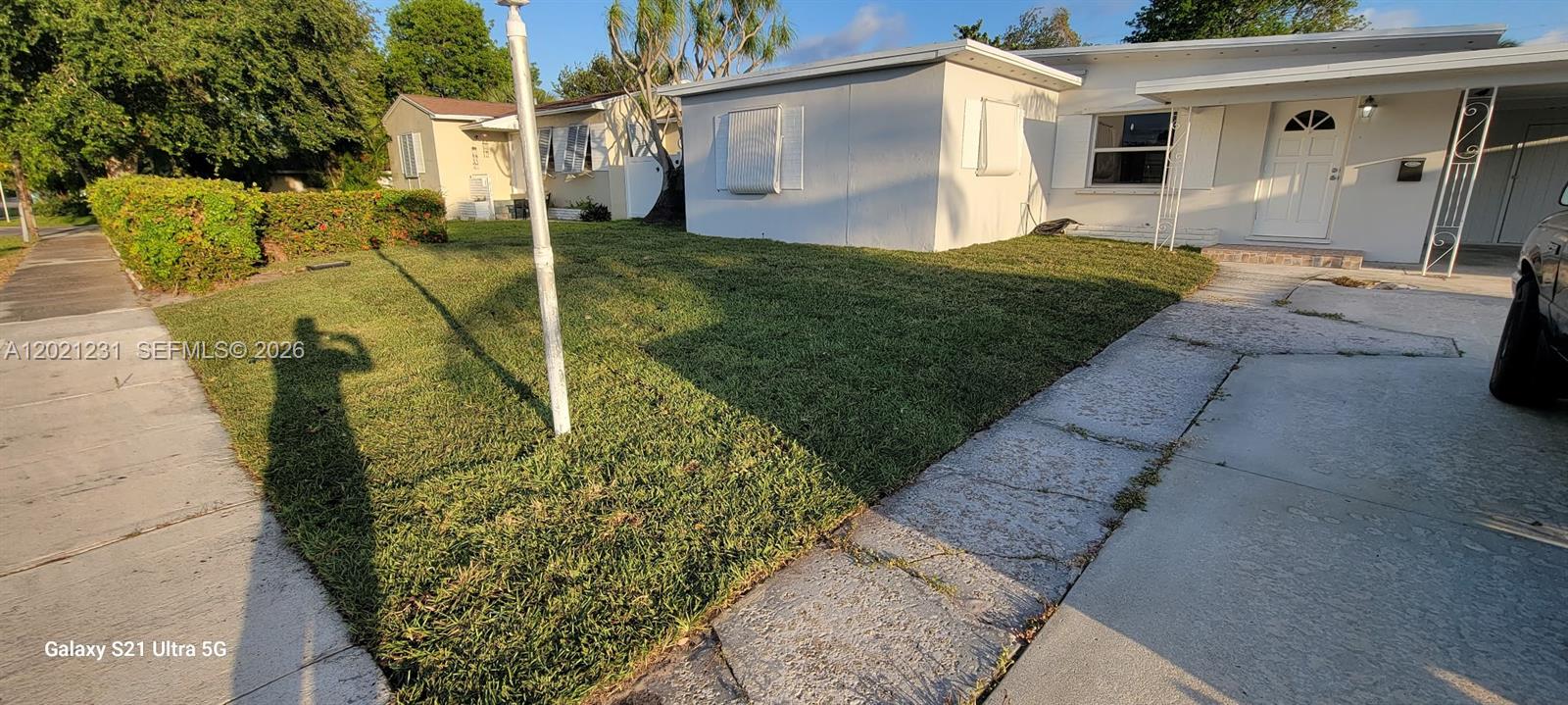 Beautiful 3 Bedroom, 2 bathroom home. Kitchen, living and dinning room are tiled. Bedrooms have laminate. NO HOA. New roof 2023. New A/C and water heather 2025. Huge back yard. Completely renovated. Easy access to major highways and shopping centers.