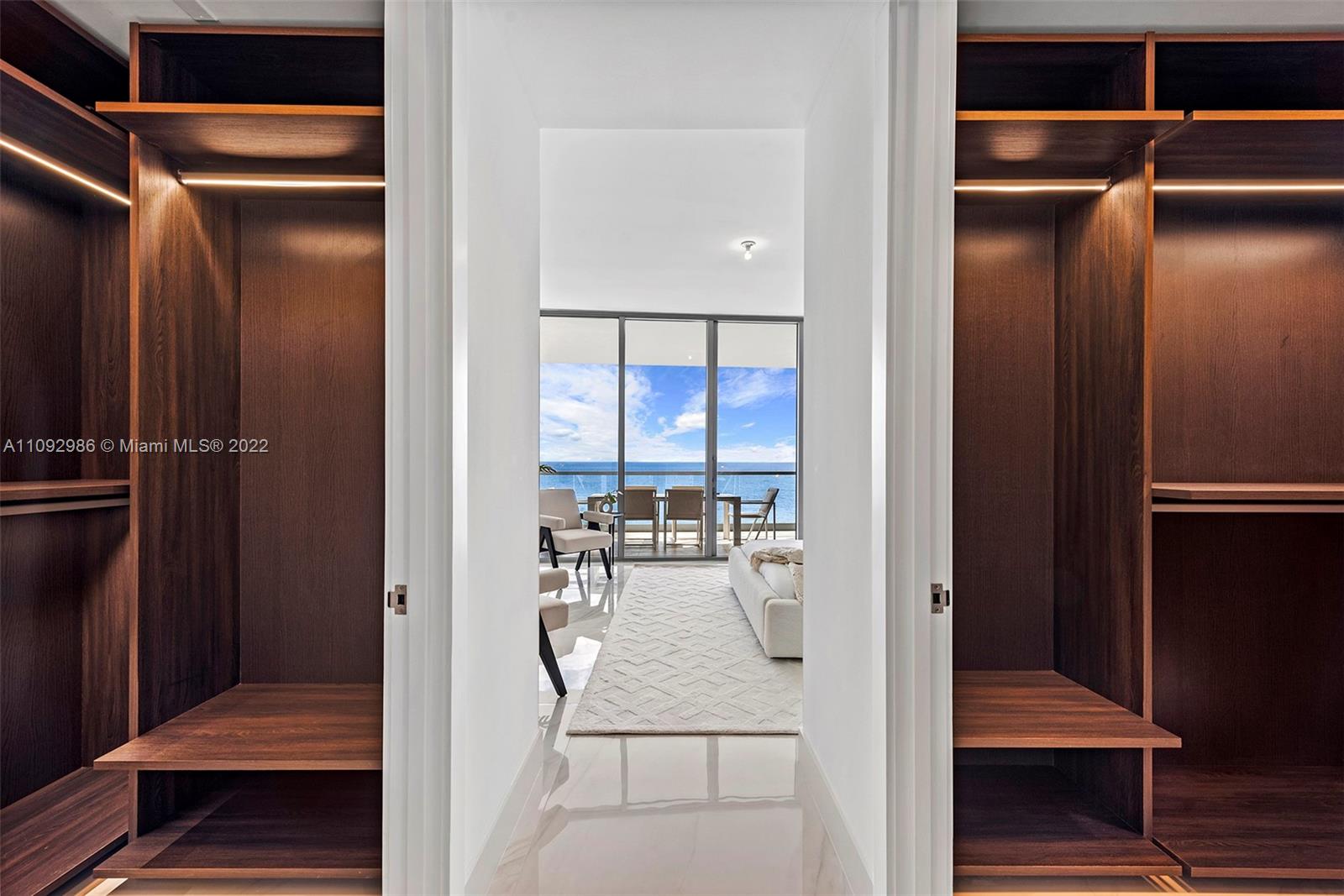 TURNBERRY OCEAN CLUB - Residential