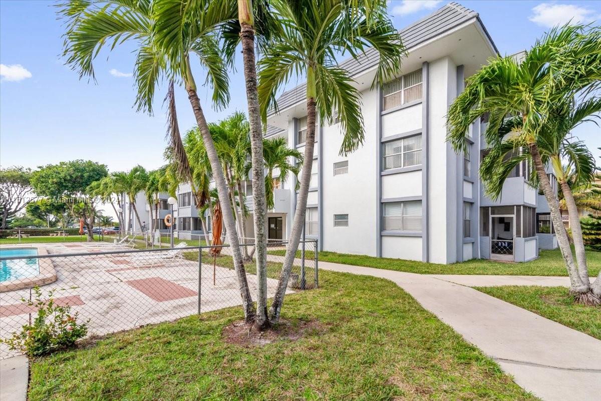 LUDLUM LAKE CONDO BLDG B - Residential