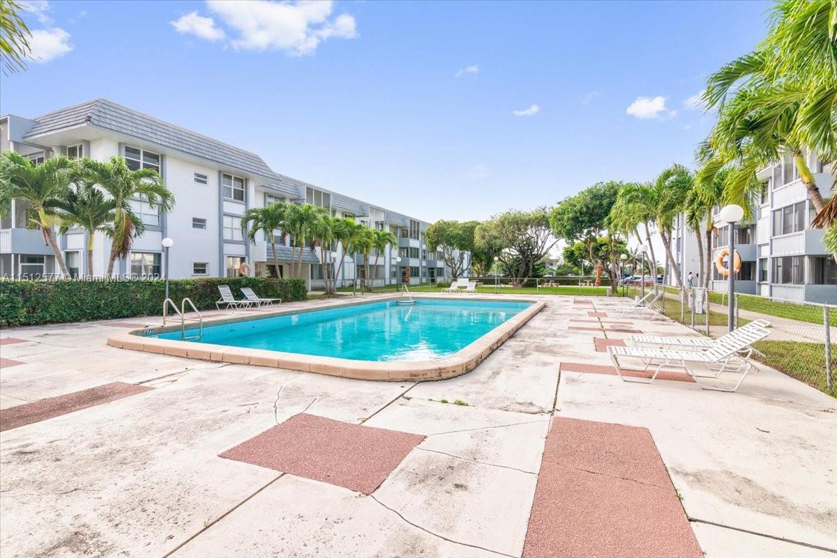 LUDLUM LAKE CONDO BLDG B - Residential