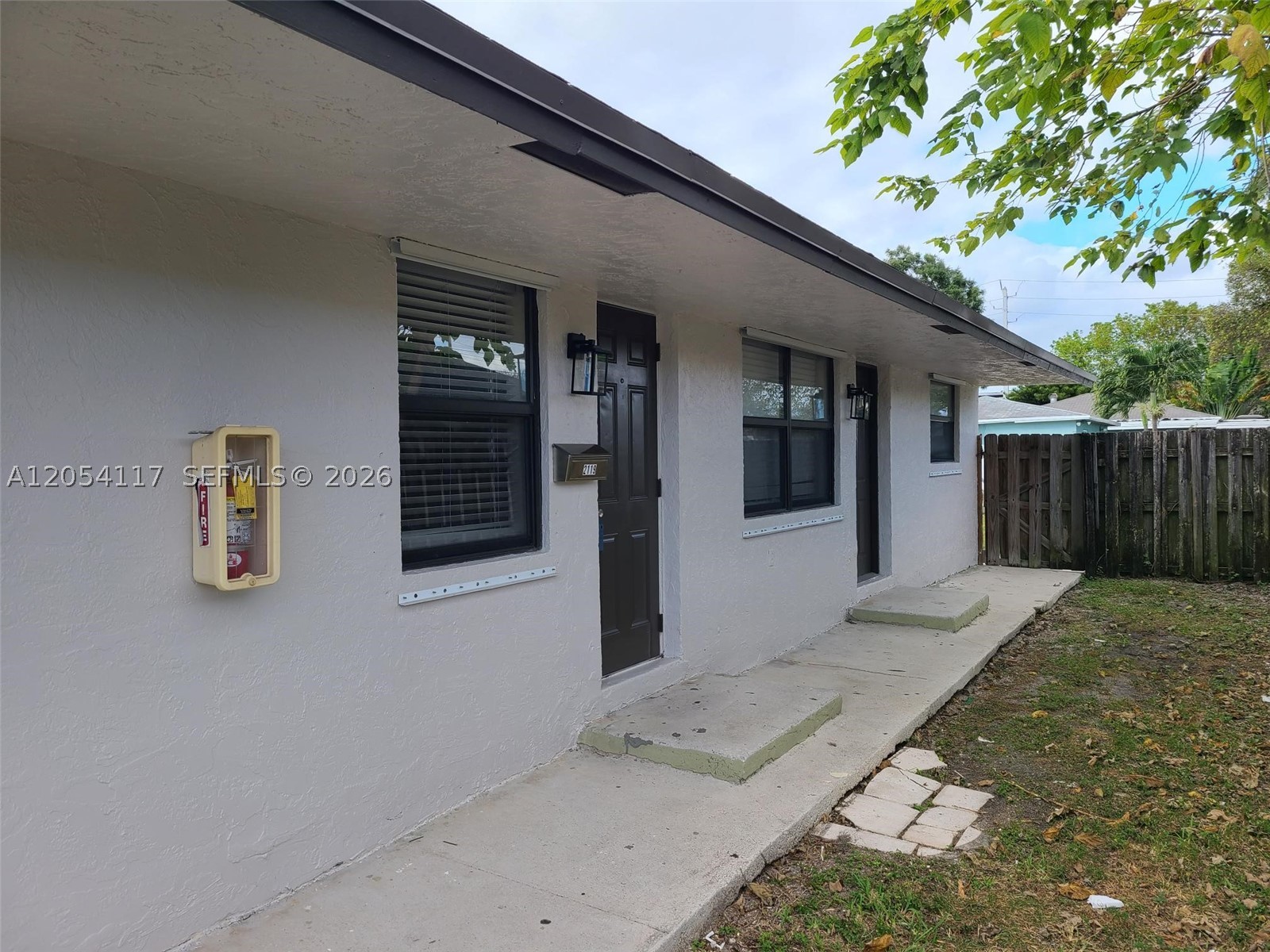 HOLLYWOOD PARK - Residential Lease