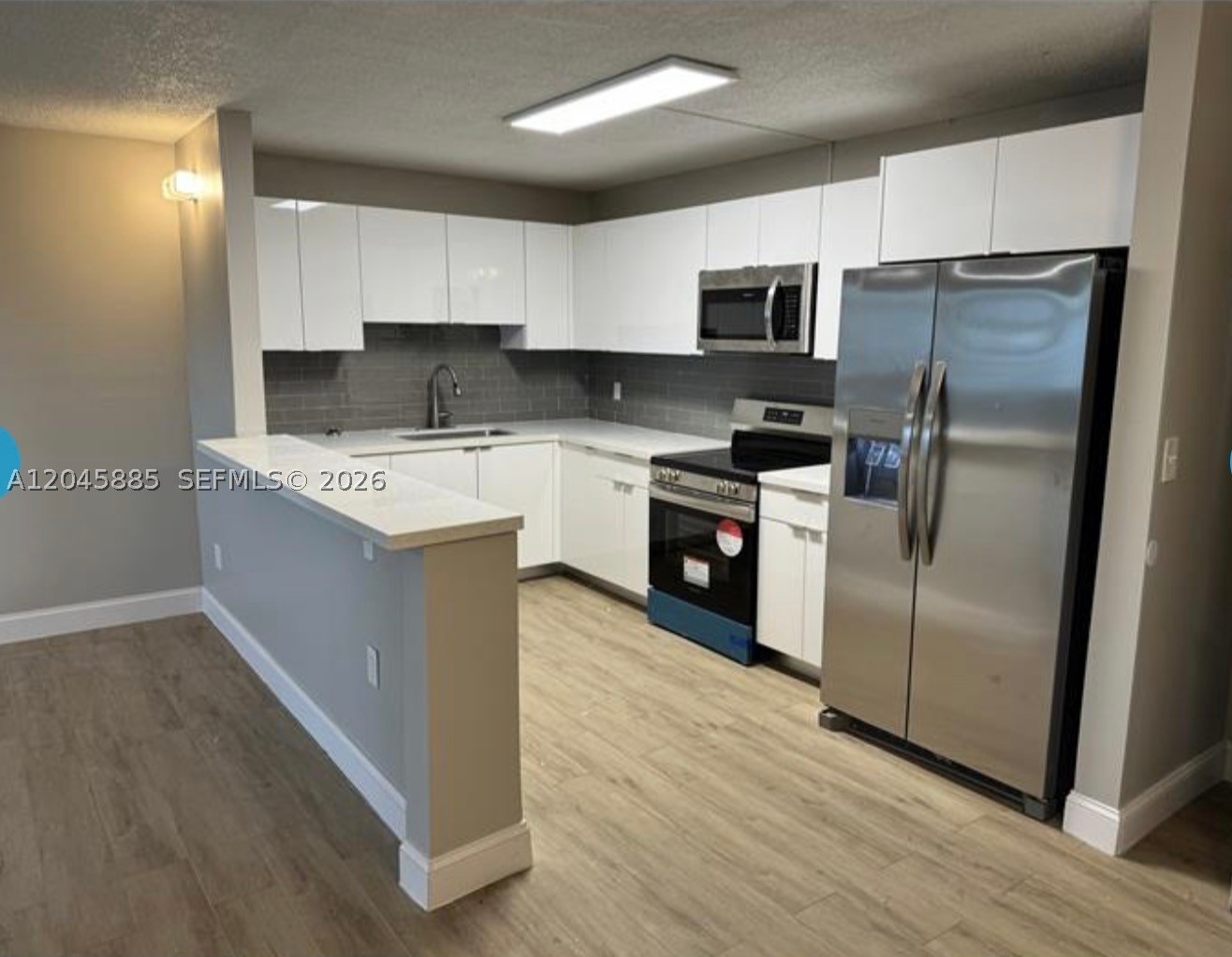 Remolded condo close to schools, shopping center, restaurants and public transportation. All stainless steele appliances. building has elevator. Laundry room on every floor. Located in ever evolving Homestead. Plenty of new job opportunities. Investors welcome. Currently under a year lease with a Miami Dade section 8 voucher holder. Video walkthrough copy link in browser www.instagram.com/reel/DYaOAcnvnGU/?igsh=MWMxam84ajc1ZDN2NA==