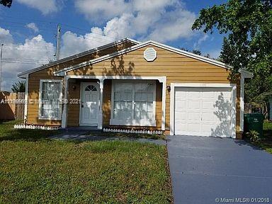 CHARMING 3/2 SINGLE FAMILY HOME. HUGE BACK YARD PRIVACY, FEATURES SCREENED PATIO, 1 CAR GARAGE, . PLENTY OF ROOM IN DRIVEWAY FOR MULTIPLE CARS. HOUSE IS LOCATED IN A CUL-DE-SAC. CERAMIC FLOOR  . WEST UNIVERTY DR, WALMART AROUND THE CORNER, APLIANCES STAINLEES STEEL, A/C  & WATER HEATER BRAND NEW