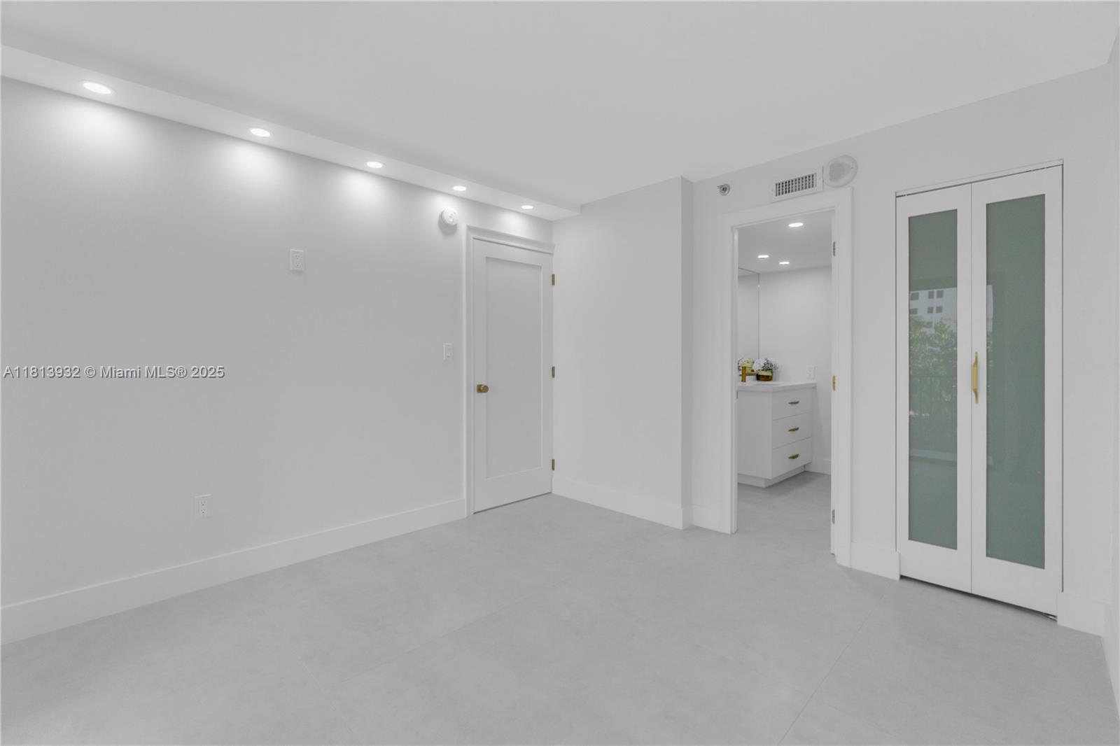 SUMMIT CONDO - Residential