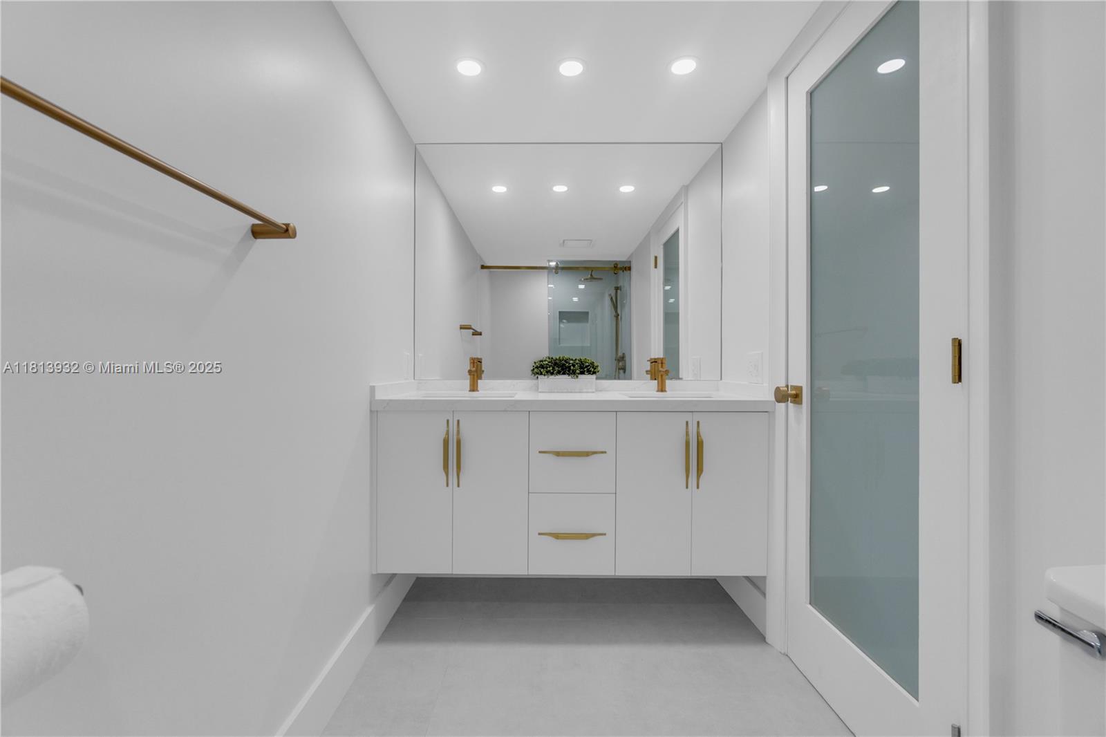 SUMMIT CONDO - Residential