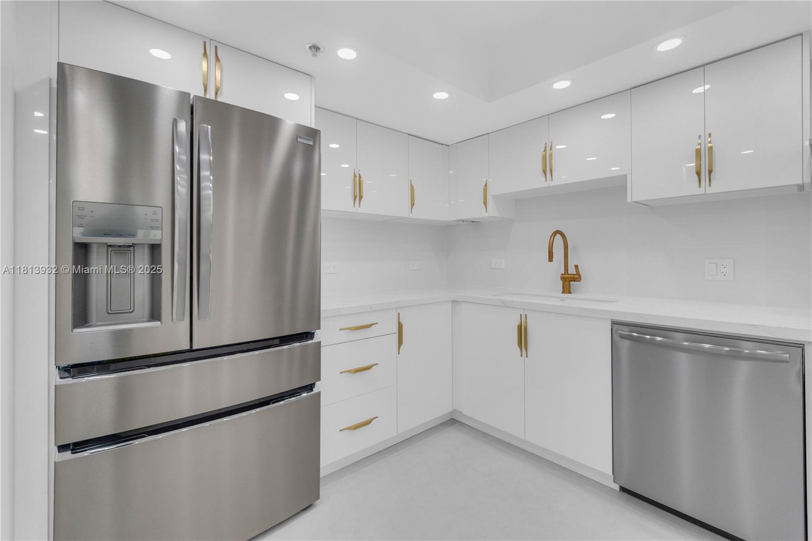 SUMMIT CONDO - Residential