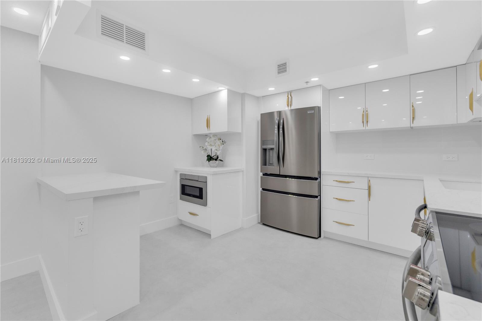 SUMMIT CONDO - Residential