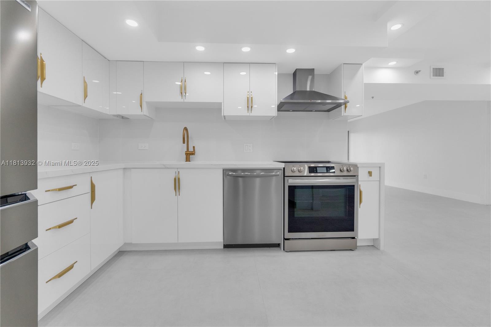SUMMIT CONDO - Residential