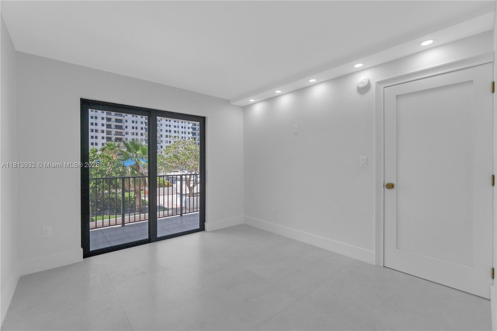 SUMMIT CONDO - Residential