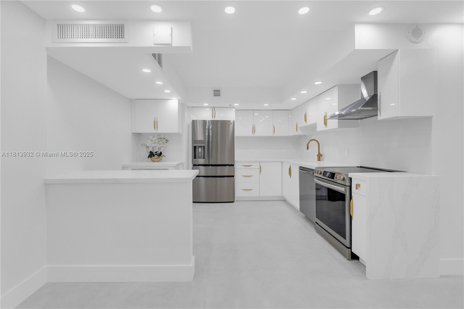 SUMMIT CONDO - Residential