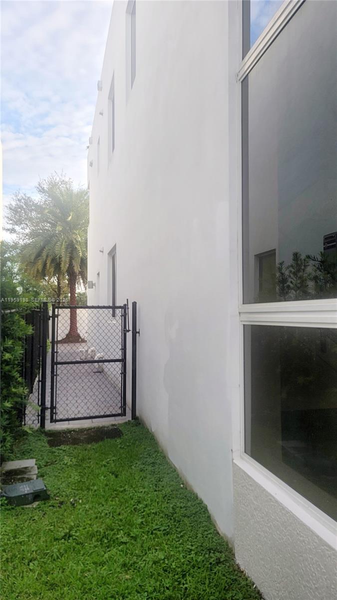 MODERN DORAL 45 - Residential