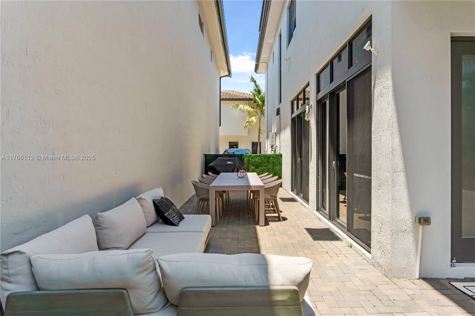 DOWNTOWN DORAL SOUTH PHAS - Residential