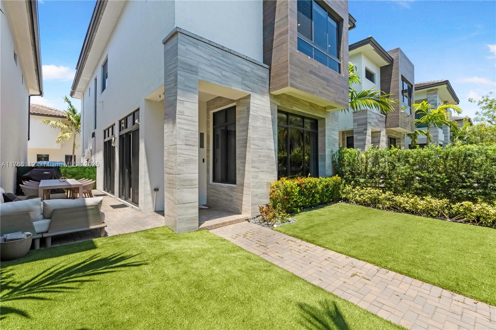 DOWNTOWN DORAL SOUTH PHAS - Residential