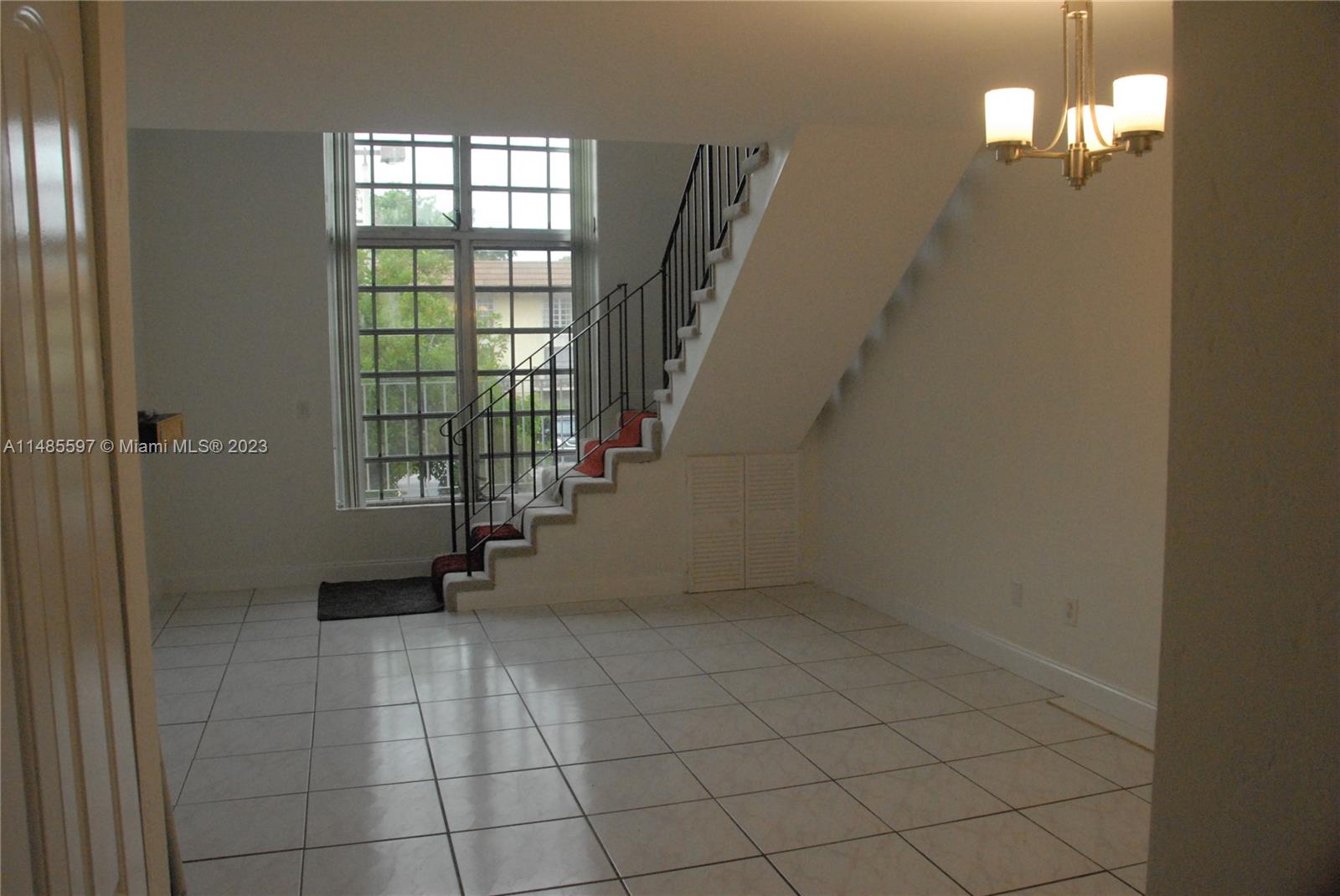 Spacious loft apt with soaring ceilings, two-story windows, washer and dryer in unit, dishwasher, located between 826 and the Turnpike, near Baptist main, half bathroom on the first floor.
Light and bright, quiet, does not face Kendall Drive.

Please see Broker Remarks