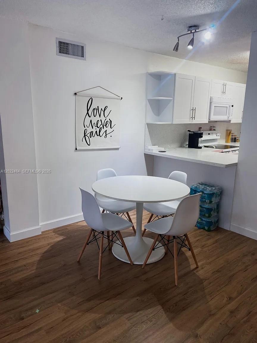 LA LUNA CONDO - Residential