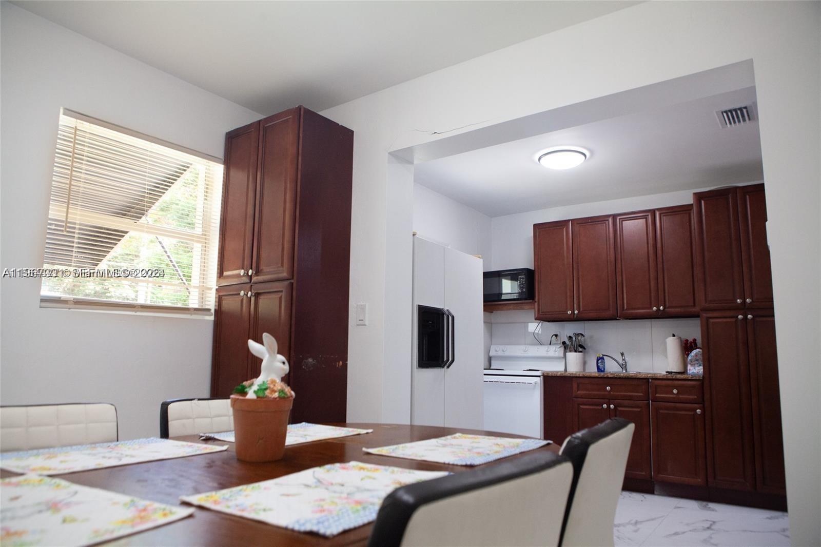 HOLLYWOOD ESTATES - Residential