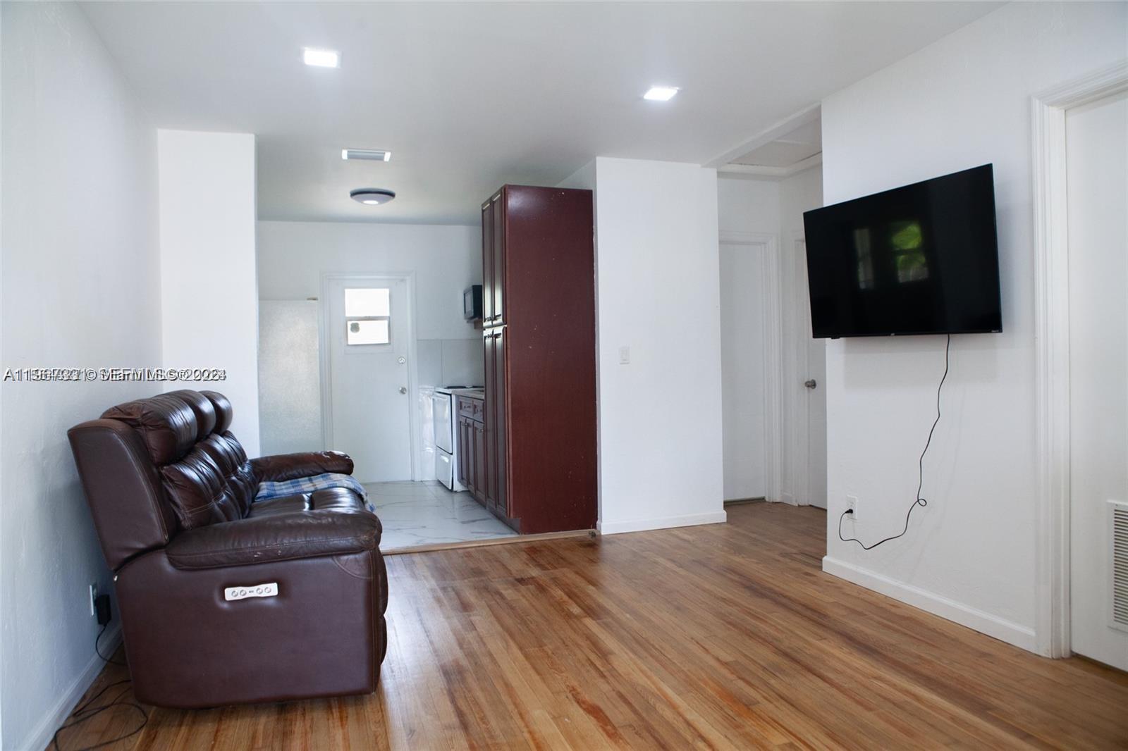 HOLLYWOOD ESTATES - Residential