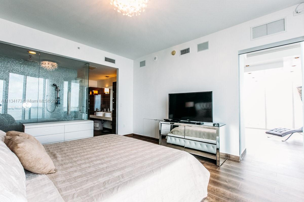 PARAMOUNT BAY CONDO - Residential Lease