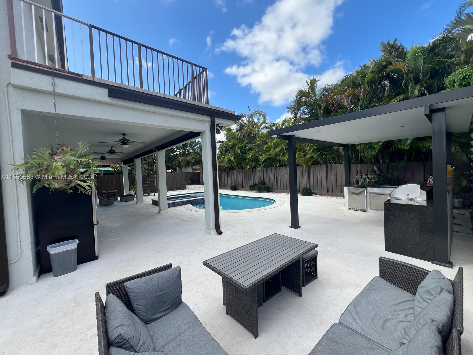 PELICANS POINT A T MILLER - Residential