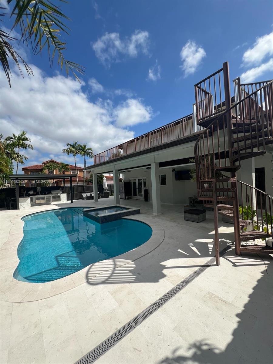 PELICANS POINT A T MILLER - Residential