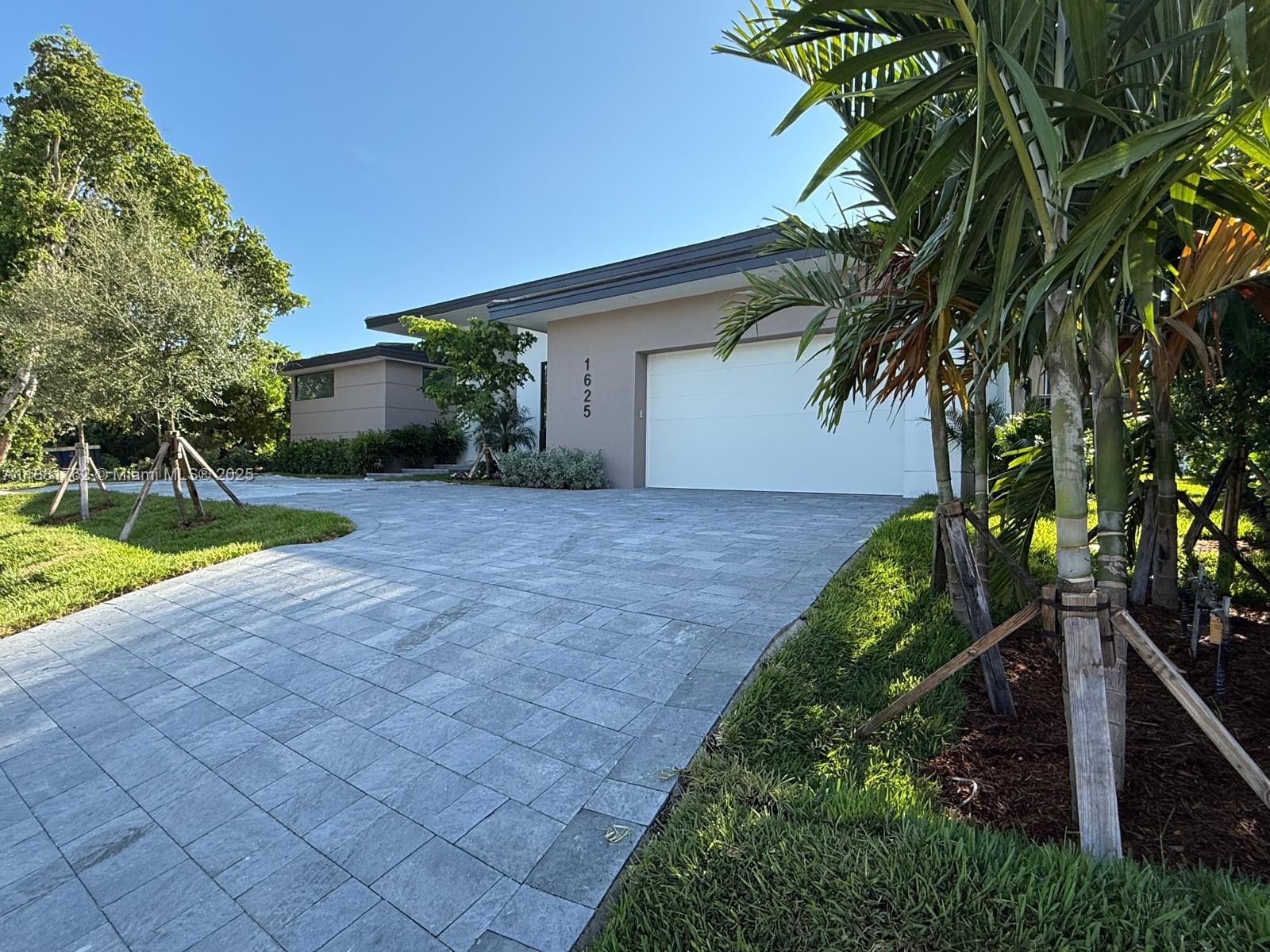 Welcome to this stunning newly constructed residence on one of Hollywood’s most prestigious streets. Featuring high-end finishes, modern design, and spacious living areas, this home offers the perfect blend of elegance, comfort, and prime location.
Just minutes from the beach, Aventura, Sunny Isles, and Bal Harbour.
A rare opportunity to own a brand-new home in the heart of South Florida.