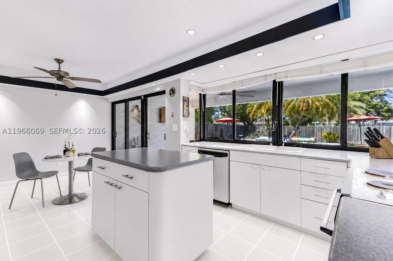 HOLLYWOOD HILLS SECOND AD - Residential